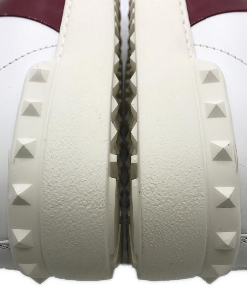 VALENTINO GARAVANI（ヴァレンティノ・ガラヴァーニ）VALENTINO GARAVANI (ヴァレンティノ・ガラヴァーニ) ロックスタッズスニーカー レッド×ホワイト サイズ:42の古着・服飾アイテム