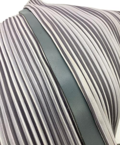 PLEATS PLEASE（プリーツプリーズ）PLEATS PLEASE (プリーツプリーズ) Bias Pleats Backpack グレーの古着・服飾アイテム