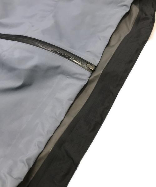 ARC'TERYX（アークテリクス）ARC'TERYX (アークテリクス) BEAMS (ビームス) 別注 Beta SL Jacket ブラック×グレー サイズ:Sの古着・服飾アイテム
