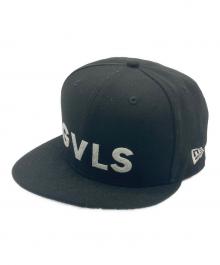 New Era×GVLS（ニューエラ×ガヴィル）の古着「フラットバイザーキャップ」｜ブラック