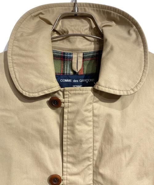 COMME des GARCONS HOMME（コムデギャルソン オム）COMME des GARCONS HOMME GOLDWIN (ゴールドウイン) WINDSTOPPER ステンカラーコート/コート」は、英語では WINDSTOPPER Balmacaan Coat ベージュ サイズ:XSの古着・服飾アイテム