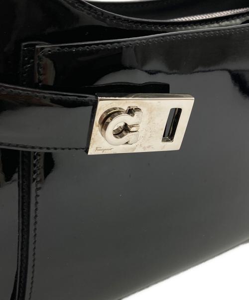 Salvatore Ferragamo（サルヴァトーレ フェラガモ）Salvatore Ferragamo (サルヴァトーレ フェラガモ) パテントレザーワンショルダーバッグ ブラックの古着・服飾アイテム