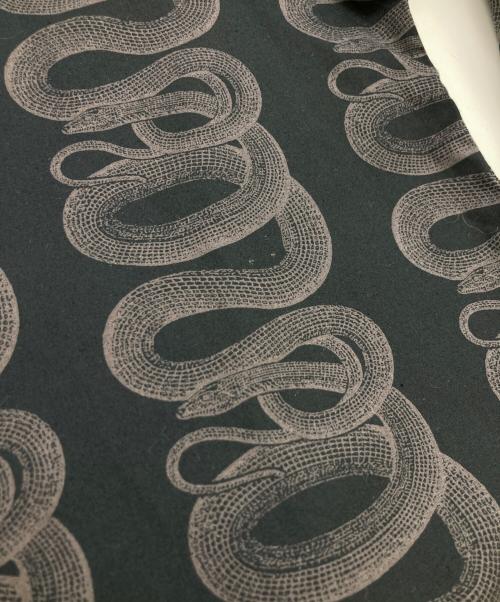 Thee Hysteric XXX（ジィ ヒステリックトリプルエックス）Thee Hysteric XXX (ジィ ヒステリックトリプルエックス) Snake Loop LS Shirt ブラック サイズ:Sの古着・服飾アイテム