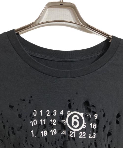 MM6 Maison Margiela（エムエムシックスメゾンマルジェラ）MM6 Maison Margiela (エムエムシックスメゾンマルジェラ) DESTROYED LOGO Tee/ロゴを破壊した（ダメージ加工した）Tシャツ ブラック サイズ:XLの古着・服飾アイテム
