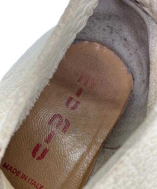 MIU MIU（ミュウミュウ）MIU MIU (ミュウミュウ) スクエアチャッカブーツ ベージュ サイズ:SIZE 7 1/2の古着・服飾アイテム