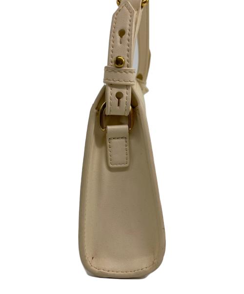 CHARLES & KEITH（チャールズアンドキース）CHARLES & KEITH (チャールズアンドキース) Calla カルラ ショルダーバッグ アイボリーの古着・服飾アイテム