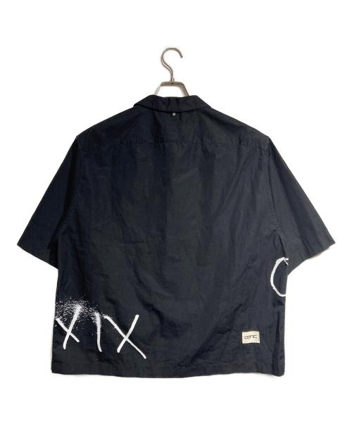 OAMC（オーエーエムシー）OAMC (オーエーエムシー) スプレーロゴシャツ / Spray logo shirt ブラック サイズ:Mの古着・服飾アイテム