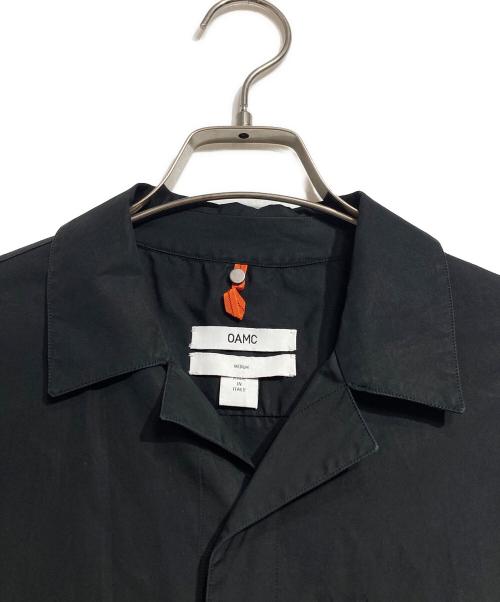 OAMC（オーエーエムシー）OAMC (オーエーエムシー) スプレーロゴシャツ / Spray logo shirt ブラック サイズ:Mの古着・服飾アイテム