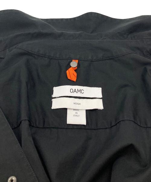 OAMC（オーエーエムシー）OAMC (オーエーエムシー) スプレーロゴシャツ / Spray logo shirt ブラック サイズ:Mの古着・服飾アイテム