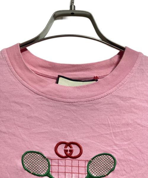 GUCCI（グッチ）GUCCI (グッチ) テニス刺繍 クルーネックTシャツ/ Tennis-Embroidered Crew Neck T-Shirt ピンク サイズ:Sの古着・服飾アイテム