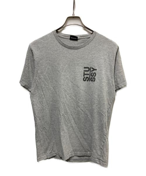 stussy（ステューシー）stussy (ステューシー) 縦ロゴインターナショナルTシャツ グレー サイズ:Sの古着・服飾アイテム