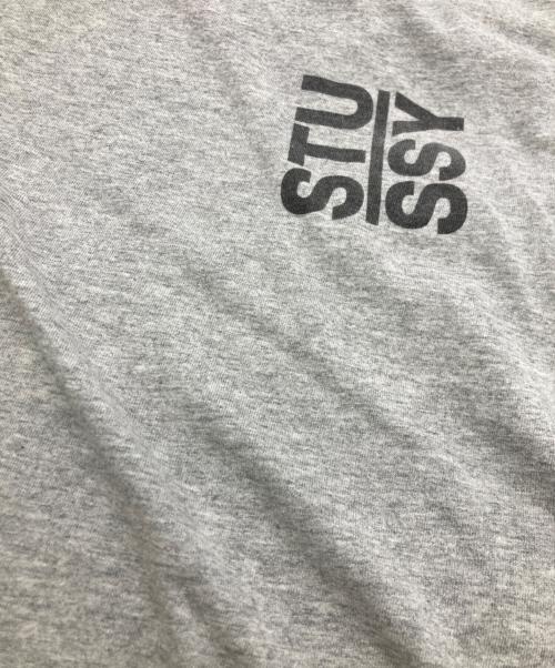 stussy（ステューシー）stussy (ステューシー) 縦ロゴインターナショナルTシャツ グレー サイズ:Sの古着・服飾アイテム