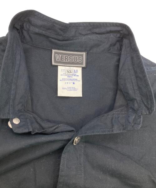 VERSUS（ヴェルサス）VERSUS (ヴェルサス) メデューサボタンバンドカラーシャツ ブラック サイズ:XLの古着・服飾アイテム