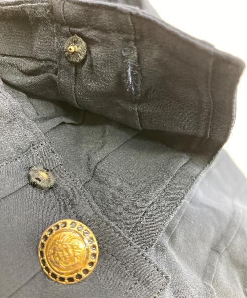 GIANNI VERSACE（ジャンニ・ヴェルサーチ）GIANNI VERSACE (ジャンニ・ヴェルサーチ) メデューサボタンバンドカラーシルクシャツ ブラック サイズ:54の古着・服飾アイテム