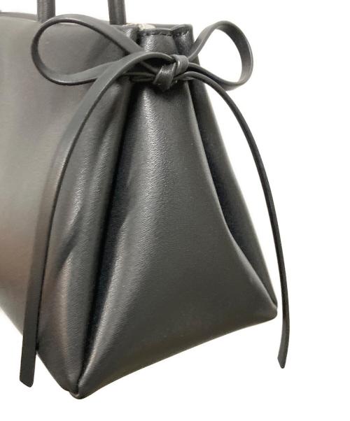 CHARLES & KEITH（チャールズアンドキース）CHARLES & KEITH (チャールズアンドキース) Hazel ヘーゼル ボウ イロンゲイティッドトラペーズショルダーバッグ ブラックの古着・服飾アイテム