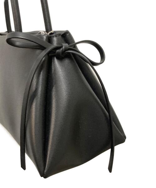 CHARLES & KEITH（チャールズアンドキース）CHARLES & KEITH (チャールズアンドキース) Hazel ヘーゼル ボウ イロンゲイティッドトラペーズショルダーバッグ ブラックの古着・服飾アイテム