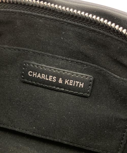 CHARLES & KEITH（チャールズアンドキース）CHARLES & KEITH (チャールズアンドキース) Hazel ヘーゼル ボウ イロンゲイティッドトラペーズショルダーバッグ ブラックの古着・服飾アイテム