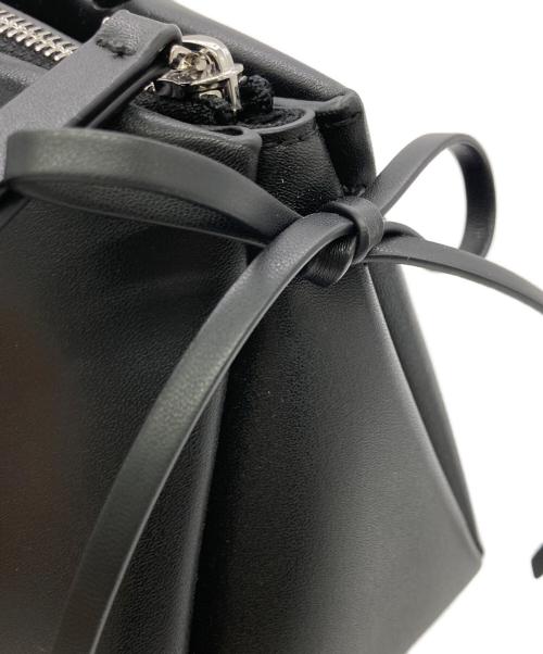 CHARLES & KEITH（チャールズアンドキース）CHARLES & KEITH (チャールズアンドキース) Hazel ヘーゼル ボウ イロンゲイティッドトラペーズショルダーバッグ ブラックの古着・服飾アイテム