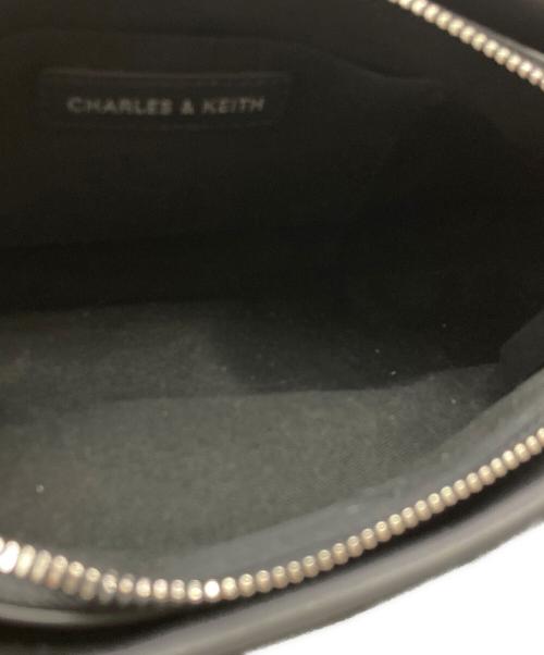 CHARLES & KEITH（チャールズアンドキース）CHARLES & KEITH (チャールズアンドキース) Hazel ヘーゼル ボウ イロンゲイティッドトラペーズショルダーバッグ ブラックの古着・服飾アイテム