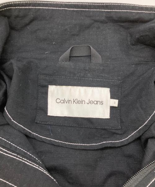 Calvin Klein Jeans（カルバンクラインジーンズ）Calvin Klein Jeans (カルバンクラインジーンズ) リプストップロゴジップアップブルゾン ブラック サイズ:Sの古着・服飾アイテム