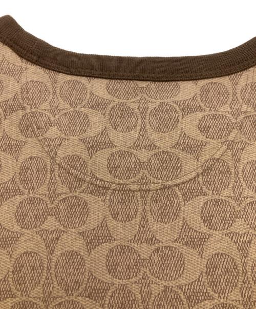COACH（コーチ）COACH (コーチ) エッセンシャル シグネチャー Tシャツ ブラウン サイズ:Sの古着・服飾アイテム
