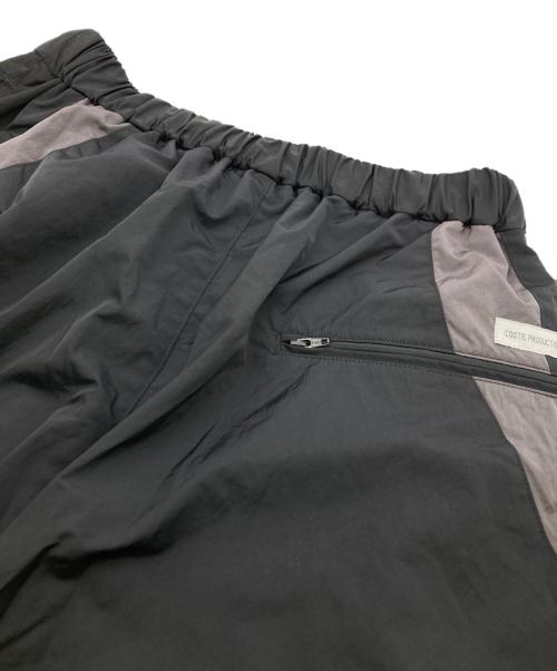 COOTIE PRODUCTIONS（クーティープロダクツ）COOTIE PRODUCTIONS (クーティープロダクツ) Nylon Shin Cut Wide Track Pants ブラック サイズ:	SIZE S 未使用品の古着・服飾アイテム