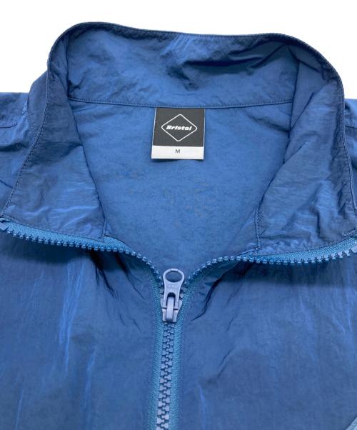 F.C.R.B.（エフシーレアルブリストル）F.C.R.B. (エフシーレアルブリストル) BIG LOGO NYLON STAND COLLAR BLOUSON ネイビー サイズ:Mの古着・服飾アイテム