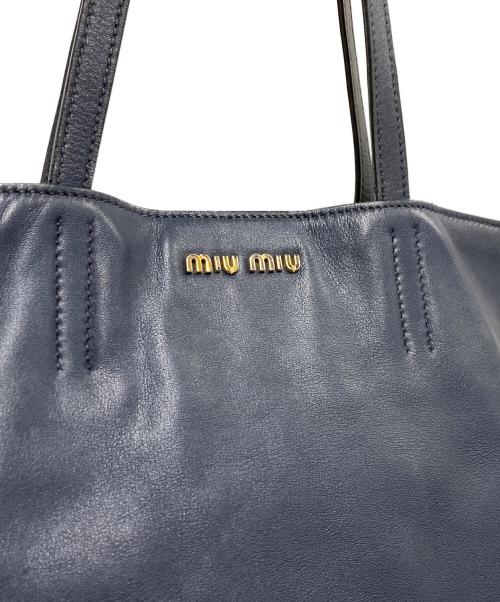 MIU MIU（ミュウミュウ）MIU MIU (ミュウミュウ) ロゴレザートートバッグ ネイビーの古着・服飾アイテム