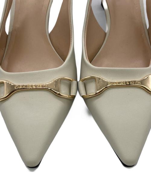 CHARLES & KEITH（チャールズアンドキース）CHARLES & KEITH (チャールズアンドキース) ホースビット ポインテッドトゥスリングバックパンプス ベージュ サイズ:SIZE 36　（23cm）の古着・服飾アイテム