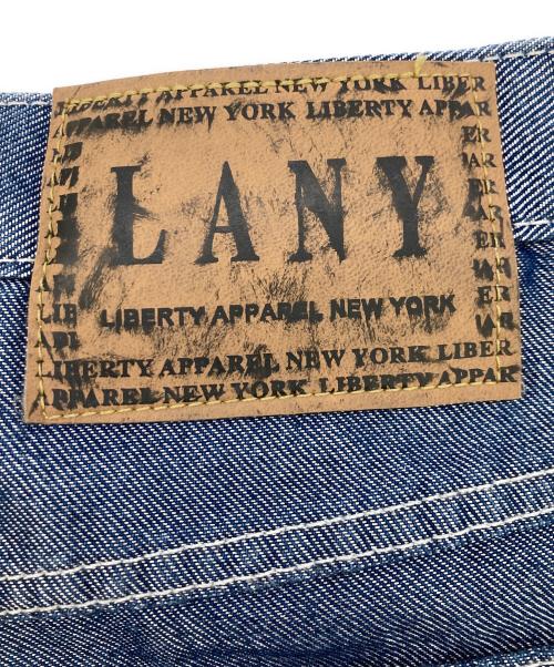 LANY（レニー）LANY (レニー) メタリックデニムパンツ シルバー×ネイビー サイズ:32の古着・服飾アイテム