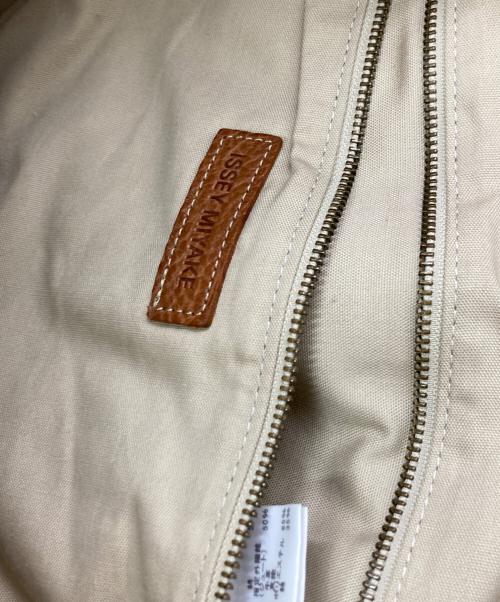ISSEY MIYAKE（イッセイミヤケ）ISSEY MIYAKE (イッセイミヤケ) ショルダーバッグ ベージュの古着・服飾アイテム