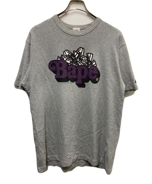 BAPE BY A BATHING APE（ベイプバイアベイシングエイプ）BAPE BY A BATHING APE (ベイプバイアベイシングエイプ) PURPLE LOGO GRAHICS TEE グレー サイズ:Lの古着・服飾アイテム