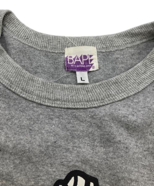 BAPE BY A BATHING APE（ベイプバイアベイシングエイプ）BAPE BY A BATHING APE (ベイプバイアベイシングエイプ) PURPLE LOGO GRAHICS TEE グレー サイズ:Lの古着・服飾アイテム