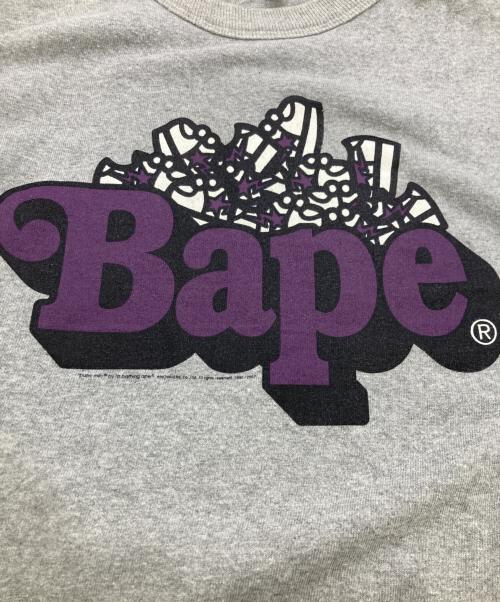 BAPE BY A BATHING APE（ベイプバイアベイシングエイプ）BAPE BY A BATHING APE (ベイプバイアベイシングエイプ) PURPLE LOGO GRAHICS TEE グレー サイズ:Lの古着・服飾アイテム