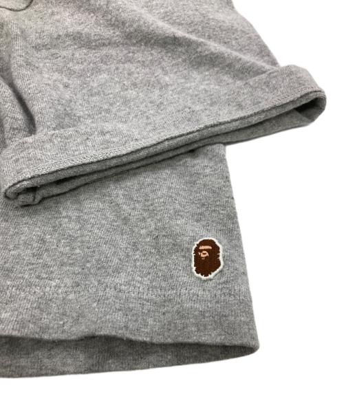 BAPE BY A BATHING APE（ベイプバイアベイシングエイプ）BAPE BY A BATHING APE (ベイプバイアベイシングエイプ) PURPLE LOGO GRAHICS TEE グレー サイズ:Lの古着・服飾アイテム