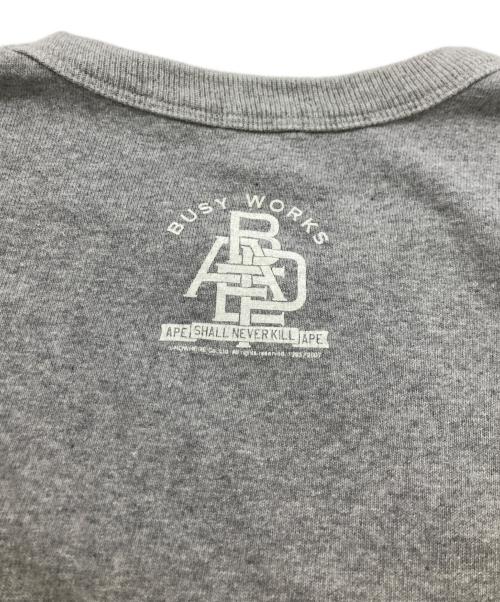 BAPE BY A BATHING APE（ベイプバイアベイシングエイプ）BAPE BY A BATHING APE (ベイプバイアベイシングエイプ) PURPLE LOGO GRAHICS TEE グレー サイズ:Lの古着・服飾アイテム