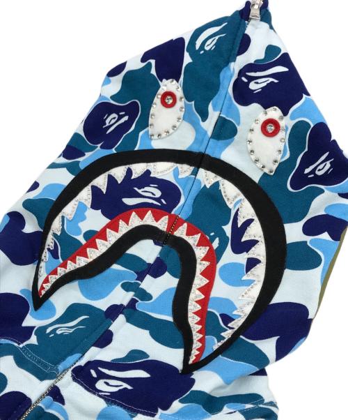 A BATHING APE（アベイシングエイプ）A BATHING APE (アベイシングエイプ) ABC CAMO CRYSTAL STONE SHARK FULL ZIP HOODIE ブルー サイズ:Mの古着・服飾アイテム