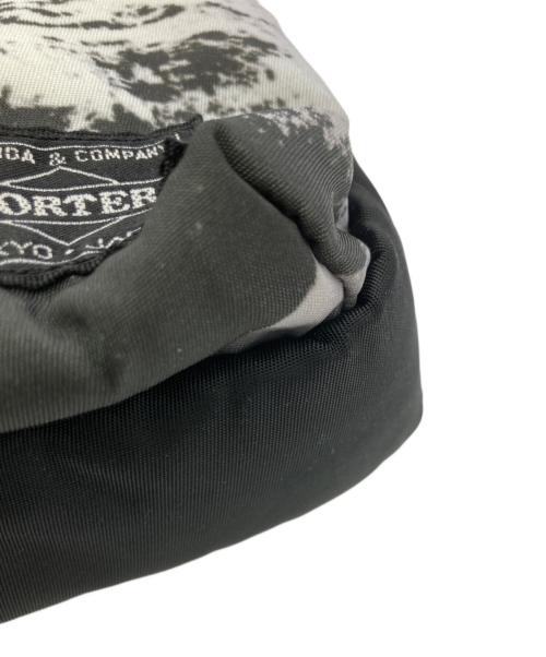 PORTER（ポーター）PORTER (ポーター) 三沢の犬グラフィックショルダーポーチ ホワイト×ブラックの古着・服飾アイテム