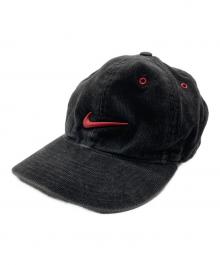 NIKE（ナイキ）の古着「メタルスウッシュコーディロイキャップ」｜ブラック×レッド