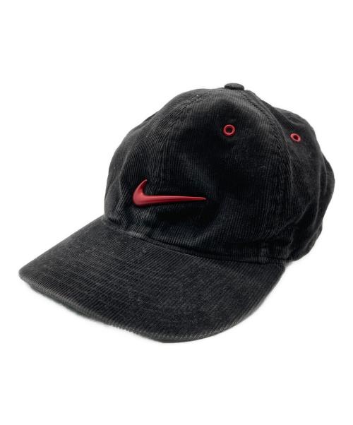 NIKE（ナイキ）NIKE (ナイキ) メタルスウッシュコーディロイキャップ ブラック×レッド サイズ:FREEの古着・服飾アイテム