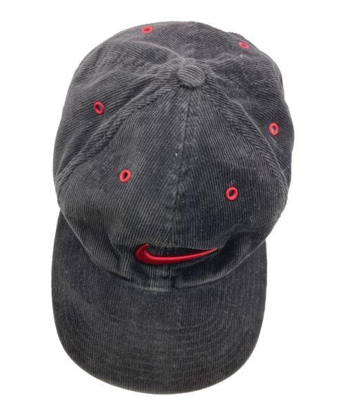 NIKE（ナイキ）NIKE (ナイキ) メタルスウッシュコーディロイキャップ ブラック×レッド サイズ:FREEの古着・服飾アイテム