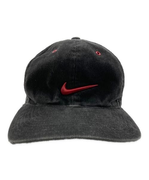 NIKE（ナイキ）NIKE (ナイキ) メタルスウッシュコーディロイキャップ ブラック×レッド サイズ:FREEの古着・服飾アイテム