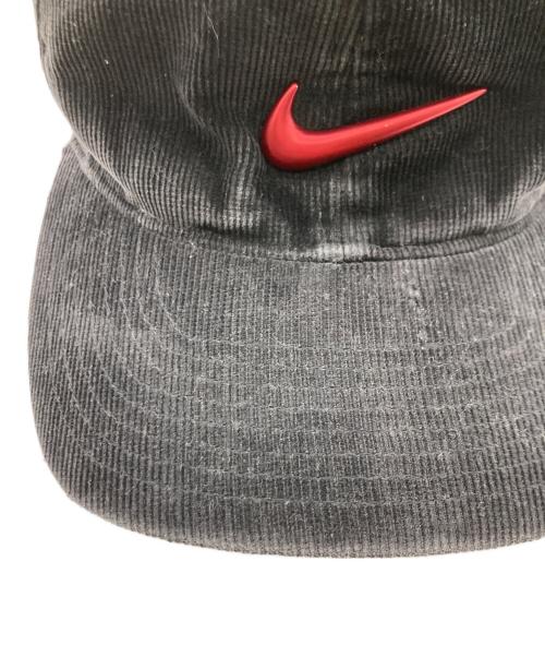 NIKE（ナイキ）NIKE (ナイキ) メタルスウッシュコーディロイキャップ ブラック×レッド サイズ:FREEの古着・服飾アイテム