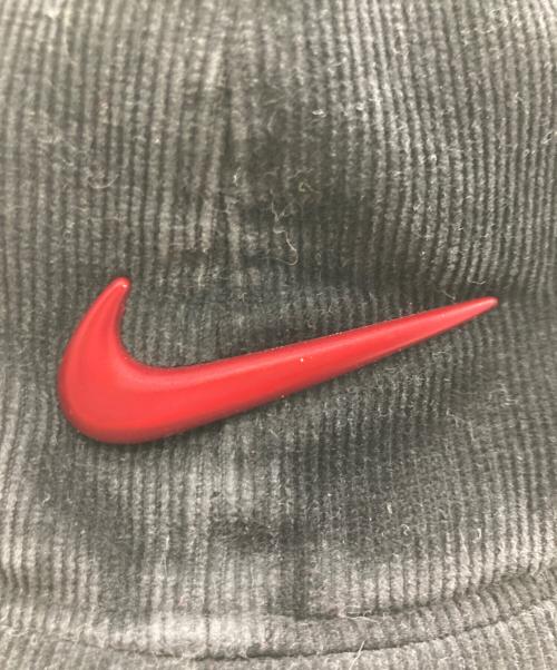 NIKE（ナイキ）NIKE (ナイキ) メタルスウッシュコーディロイキャップ ブラック×レッド サイズ:FREEの古着・服飾アイテム