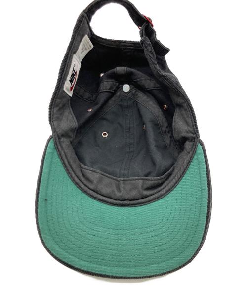 NIKE（ナイキ）NIKE (ナイキ) メタルスウッシュコーディロイキャップ ブラック×レッド サイズ:FREEの古着・服飾アイテム