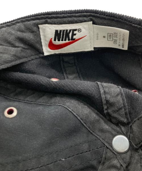 NIKE（ナイキ）NIKE (ナイキ) メタルスウッシュコーディロイキャップ ブラック×レッド サイズ:FREEの古着・服飾アイテム
