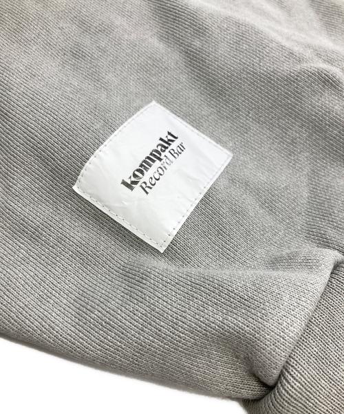 kompakt record bar（コンパクトレコードバー）kompakt record bar (コンパクトレコードバー) WASHED EMBROIDERED HALF ZIP-UP グレー サイズ:Mの古着・服飾アイテム