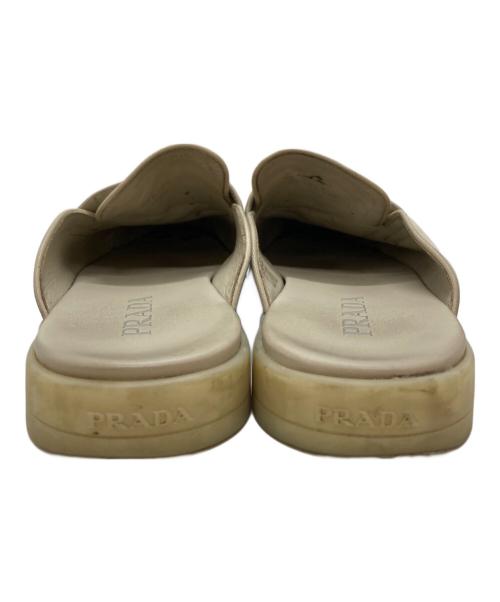 PRADA（プラダ）PRADA (プラダ) トライアングルプレートレザーミュールサンダル/Triangle Plate Leather Mule Sandals ベージュ サイズ:9の古着・服飾アイテム