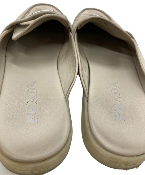 PRADA（プラダ）PRADA (プラダ) トライアングルプレートレザーミュールサンダル/Triangle Plate Leather Mule Sandals ベージュ サイズ:9の古着・服飾アイテム