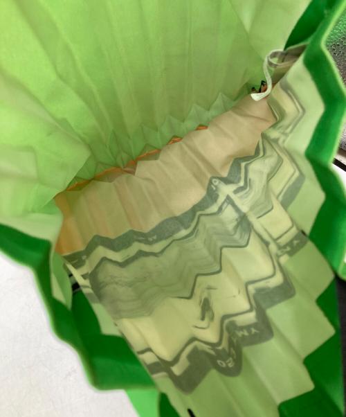 me ISSEY MIYAKE（ミーイッセイ ミヤケ）me ISSEY MIYAKE (ミーイッセイ ミヤケ) TRUNK PLEATS BAG グリーンの古着・服飾アイテム